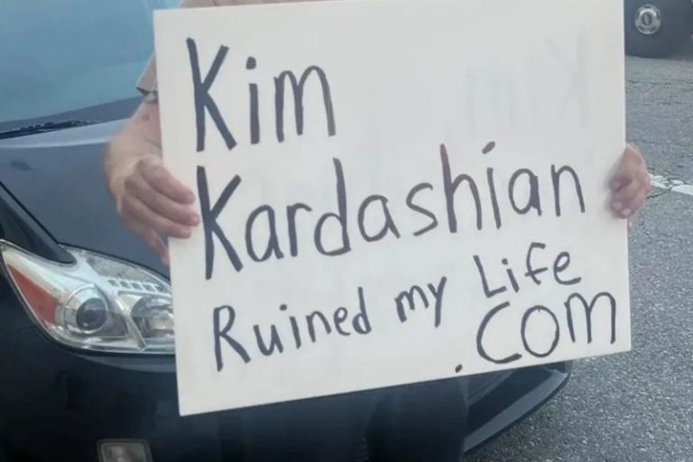 The Peace Sign Obsession: Decoding Kim Kardashian’s Symbolic Gesture 