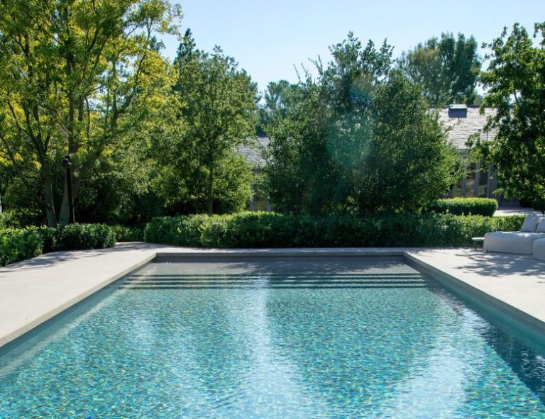 The Allure of Kim Kardashian’s Pool: A Reflection of Extravagance and Opulence 